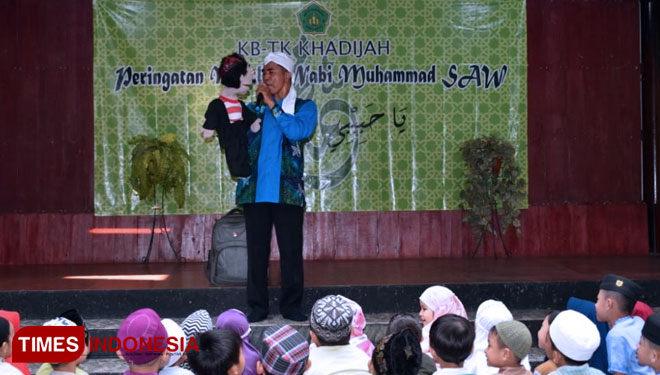 Siswa KB - TK Khadijah menyimak dongeng dalam rangka peringatan Maulid Nabi 1441 H