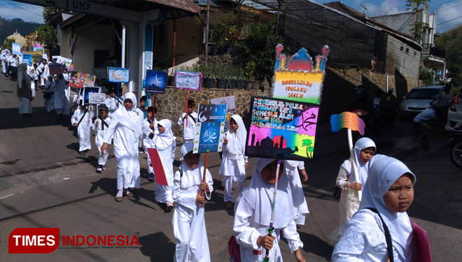 Para siswa dari lima lembaga pendidikan di Desa Gunungsari menggelar pawai bersama memperingati Maulid Nabi Muhammad SAW. (FOTO: Muhammad Dhani Rahman/TIMES Indonesia) 