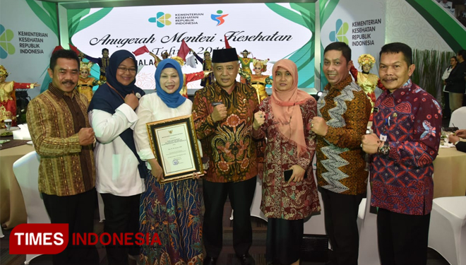 Bupati Malang, Drs HM Sanusi MM usai menerima penghargaan dari Menkes RI. (Foto: Humas for TIMES Indonesia)
