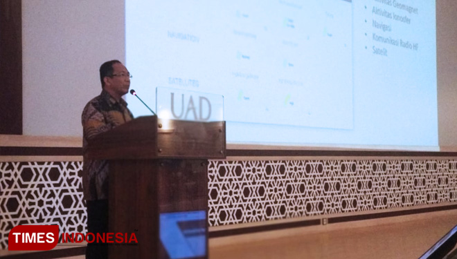 Kepala LAPAN Prof Dr Thomas Djamaluddin ketika memberikan kuliah umum di Kampus UAD. (FOTO: Reno Diqqi Alghazali/TIMES Indonesia)
