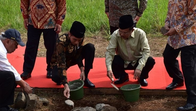Presiden RI Jokowi saat peletakkan batu pertama dan master plan Kampus UIII yang futuristik ini diminta harus siap beroperasi tahun 2020. (FOTO: Dok.Biro Komunikasi Publik Kementerian PUPR)