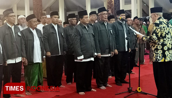 Bupati Bondowoso KH Salwa Arifin saat dilantik sebagai Ketua Badan Wakaf Indonesia Bondowoso (FOTO: Moh Bahri/TIMES Indonesia). 