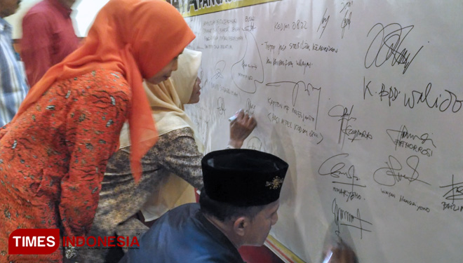 Seluruh Cakades saat menandatangani deklarasi damai jelang Pilkades serentak. (FOTO: Moh Bahri/TIMES Indonesia)