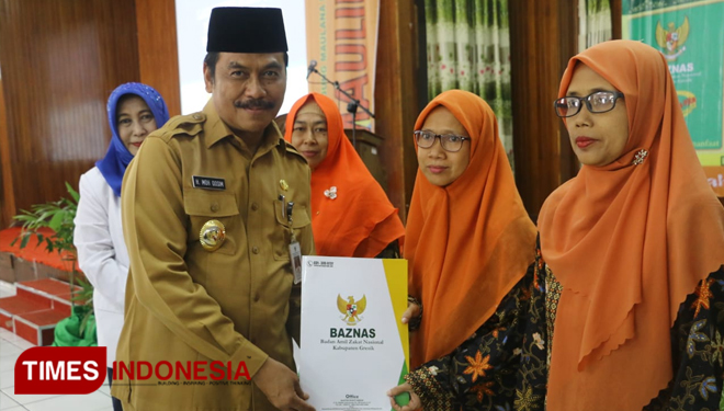 Pemberian insentif kepada penghafal Alquran dan guru ABK Non PNS (Foto: Akmal/TIMES Indonesia).