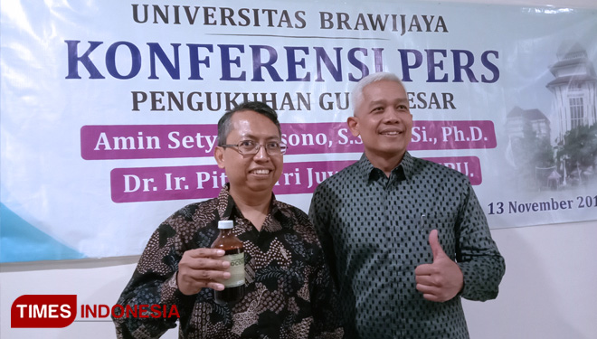 Prof. Amin Setyo Leksono, S.Si., M.Si., Ph.D (kiri) dan Prof. Dr. Ir. Pitojo Tri Juwono, M.T (kanan) adalah dua profesor anyar Universitas Brawijaya. (FOTO: Naufal Ardiansyah/TIMES Indonesia)