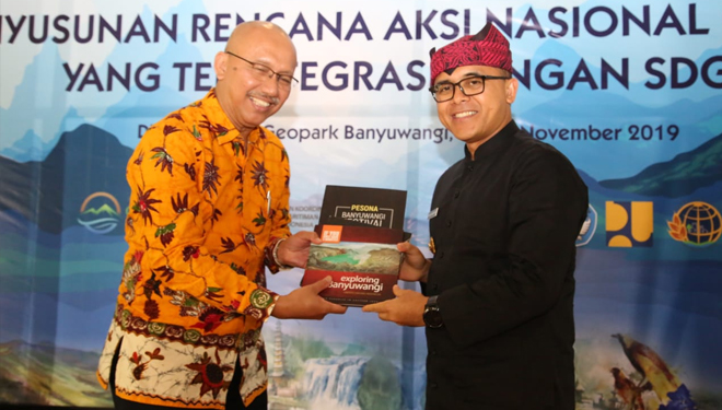 Several officials of Bappenas after some meeting to discuss their future plan on the Banyuwangi Geopark. (Picture by: Istimewa)