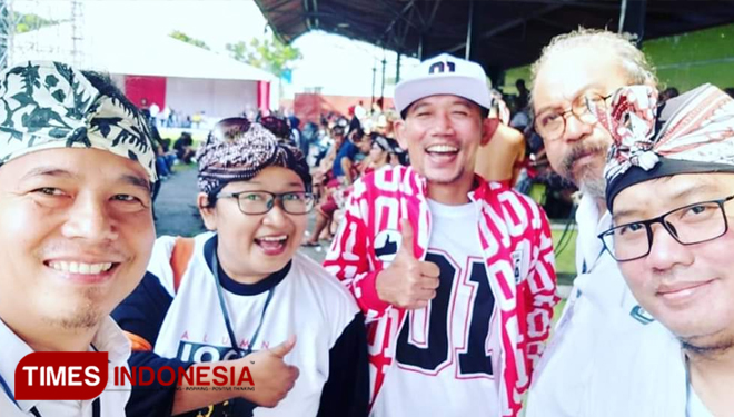 Arie Epilepsy (paling kanan) foto bersama dengan almarhum RM Gregorius Djaduk Ferianto dan sahabat-sahabatnya di sebuah kegiatan. (FOTO: Akun FB Arie Epilepsy/TIMES Indonesia)