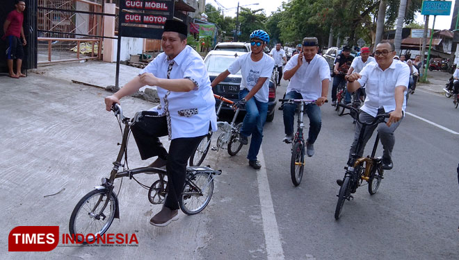 Deddi Nordiawan mengembalikan formulir pendaftaran Bacabup Lamongan ke DPC Partai Gerindra Lamongan, Rabu (13/11/2019). (FOTO: MFA Rohmatillah/TIMES Indonesia)