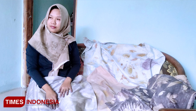 Dian Hendriana (36) pegiat batik asal Kelurahan Lawangan Daya, Kabupaten Pamekasan yang saat ini membuat motif pada kain menggunakan teknik ecoprint. (FOTO: Akhmad Syafi'i/TIMES Indonesia)