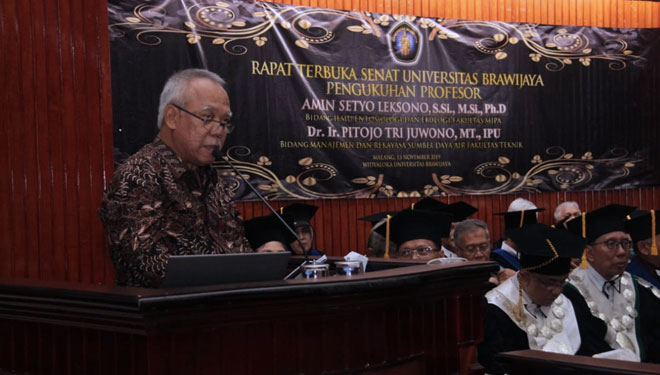 Menteri PUPR Mochamad Basoeki Hadimoeljono M. Sc.PhD saat ikut mengayubagyo pengukuhan dua guru besar di Universitas Brawijaya Malang. (FOTO: Istimewa)