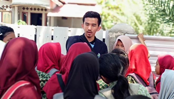 Mahasiswa KKN Tematik Tanggap Bencana UM menggelar sosialisasi dan simulasi bencana Gempa Bumi di Desa Tanjung, Kabupaten Lombok Utara, NTB (Foto: Istimewa)