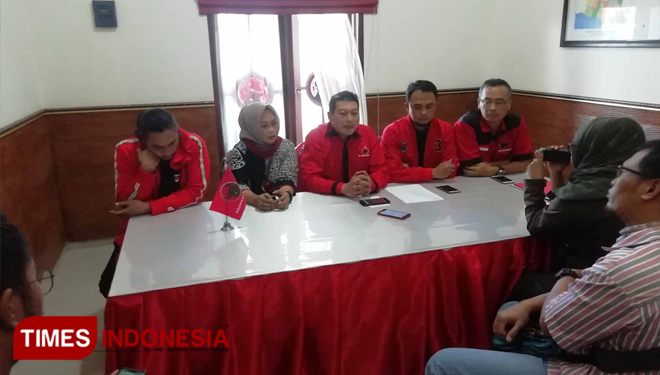Ketua DPC PDI Perjuangan, Didik Gatot Subroto (tengah) bersama pengurus DPC PDI Perjuangan Kabupaten Malang (Foto : Binar Gumilang / TIMES Indonesia)