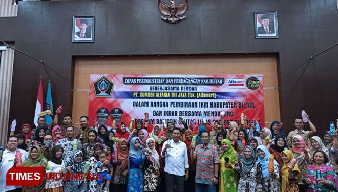 Para anggota IKM Blitar, disperindag Blitar dan Alfamart berikrar Balistik (Blitar Libas Plastik). (foto: TIMES indonesia network)