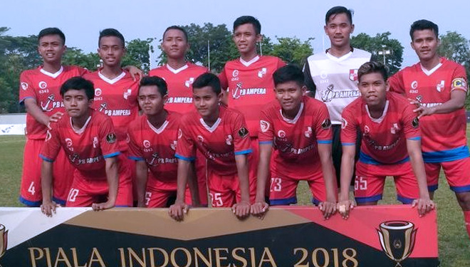 Pemain PSBI Blitar berfoto bersama sebelum bertanding melawan Persebaya di Piala Indonesia pada 3 September 2018 (FOTO: Jawapos.com)
