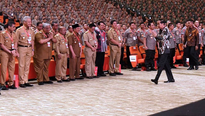 Presiden Joko Widodo saat menghampiri para Gubernur. (Foto: Istimewa)