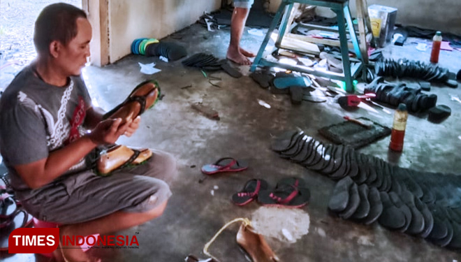Produksi rumahan sandal asal Pulau Bawean Gresik (FOTO: Akmal/TIMES Indonesia)