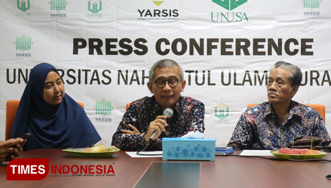 Rektor Unusa, Prof Achmad Jazidie (tengah) mengumumkan pembukaan pendaftaran PPG Prajabatan Mandiri Unusa, Rabu (13/11/2019).(Foto : Lely Yuana/TIMES Indonesia)