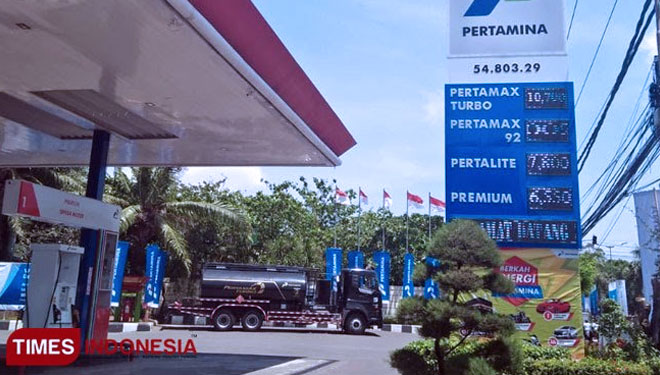 Mobil tangki Pertamina memasok BBM ke SPBU. (foto: Dok. TIMES Indonesia)