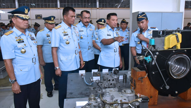 Kasau Marsekal TNI Yuyu Sutisna, S.E., M.M.,saat meninjau Depohar 10 dan para tehnisi yang mengerjakan Overhoul pesawat Hercules C-130 (FOTO: Istimewa) 