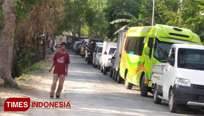Tumpukan kendaraan yang nampak di jalan Nglirip, Tuban. Rabu, (13/11/2019). (Foto: Ahmad Istihar/TIMES Indonesia)