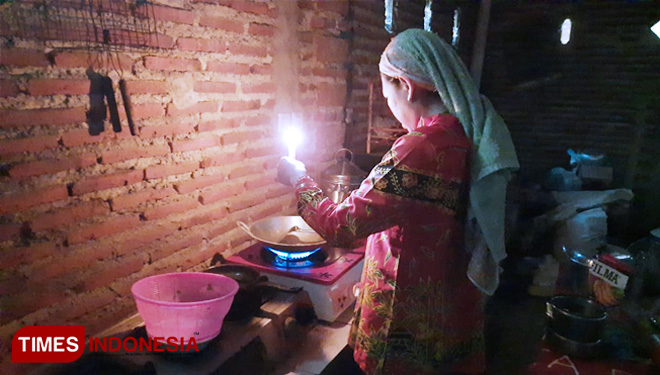Warga harus beraktivitas tanpa penerangan listrik, saat malam hari. (FOTO: Happy/TIMES Indonesia)