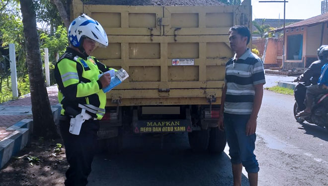 Tampak petugas menindak sopir truk bermuatan pasir tanpa penutup. (FOTO: Lantas for TIMES Indonesia)