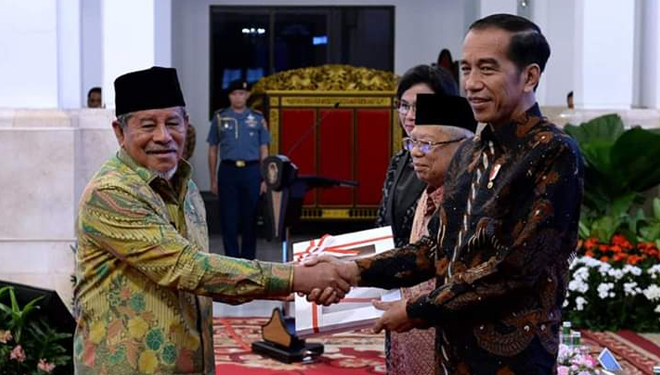 Presiden Jokowi (kiri) saat menyerahkan DIPA kepada Gubernur Abdul Gani Kasuba (kanan).(Foto: Biro Pers, Media, dan Informasi Sekretariat Presiden-Kementerian Sekretariat Negara)