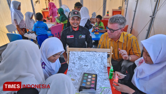 Kepala Cabang Aksi Cepat Tanggap (ACT) NTB Lalu Muhamad Alfian (tengah) bersama Retail Manager IKEA Indonesia Patrice Dreano (kedua kanan) menemani anak-anak penyintas gempa Lombok bermain usai peresmian Pusat Bermain Anak dan PAUD, di Lombok Utara. (FOTO