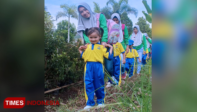 Tanamkan Kecintaan Siswa kepada Nabi Muhammad dengan Gerak Jalan Bersholawat