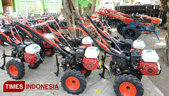 Deretan Hand traktor di kantor Dinas Pertanian Kabupaten Blitar siap didistribusikan. (Foto Sholeh /TIMES Indonesia)