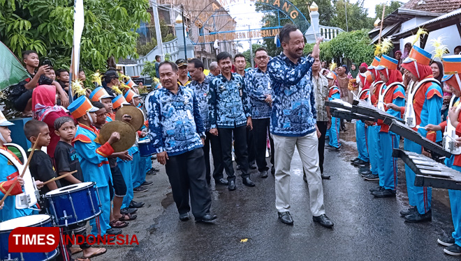Bupati Ipong Muchlissoni disambut hangat warga desa Gontor. (FOTO: Marhaban/TIMES Indonesia)
