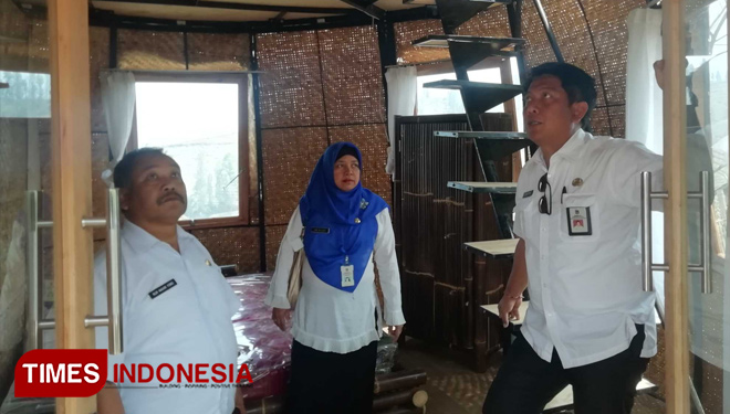 Kepala Disparbud Kabupaten Malang, Made Arya Wedanthara saat meninjau Homepod di Gubugklakah. (Foto: Binar Gumilang/TIMES Indonesia)
