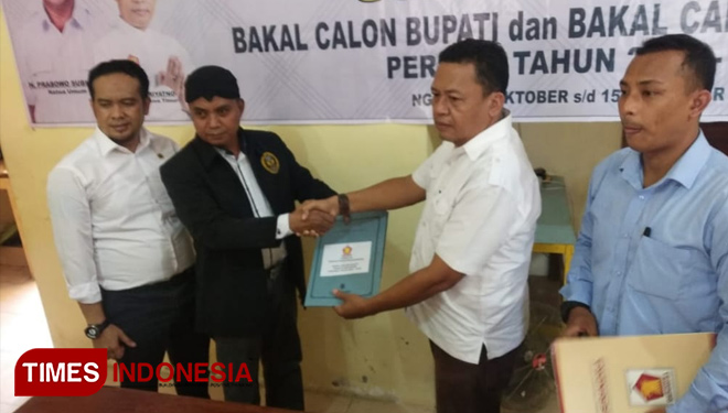 Panitia penjaringan cakada Partai Gerindra Ngawi saat  menerima berkas  pendaftaran Jumirin. (Foto: Ardian Febri Tri H/TIMESIndonesia)