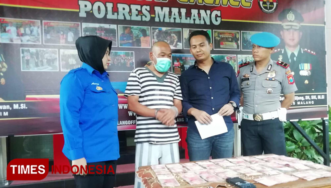 Satreskrim Polres Malang saat pers rilis OTT Kades Ngadireso. (Foto: Binar Gumilang/TIMES Indonesia)