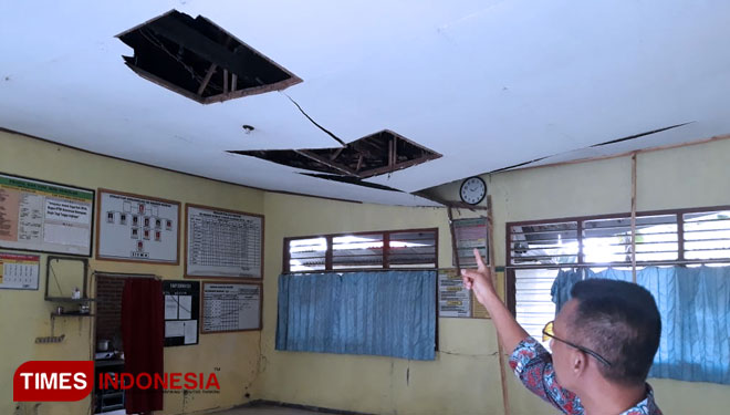 Plafon ruang guru dan kepala sekolah SDN Budug ambrol di beberapa bagian. (Foto: Ardian Febri Tri H/TIMES Indonesia)