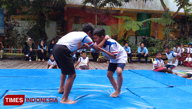 Para siswa SDN Ngaglik 02 saat berlatih gulat di sekolah, lewat olahraga ini berbagai prestasi diraih. (FOTO: Muhammad Dhani Rahman/TIMES Indonesia) 