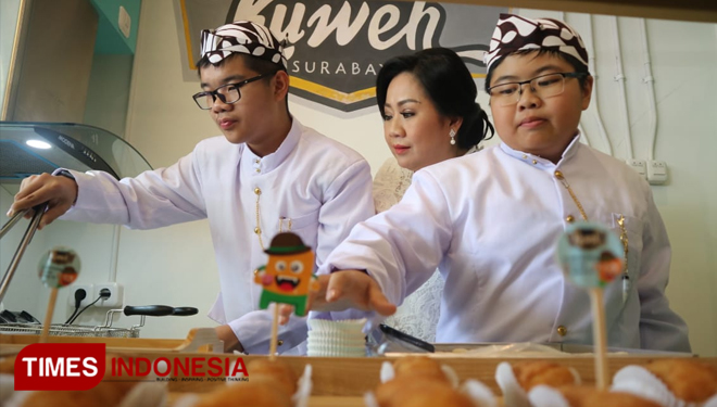 Wilson Tirta dan Jasson Surya Tamin memasak bersama sang bunda, Liliek Andriani di Toko Kuweh, Jalan Menur, Surabaya, Kamis (14/11/2019).(Foto : Lely Yuana/TIMES Indonesia)