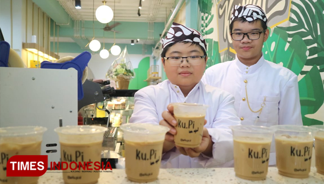 Jasson Surya bersama Wilson Tirta, teenspreneur pemilik Toko Kuweh dan Ku.pi Bakery and Coffee menyajikan kopi perdana di acara soft opening toko, Kamis (14/11/2019).(Foto : Lely Yuana/TIMES Indonesia)