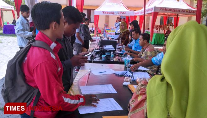 Tampak para pelamar kerja di Job Market yang diselenggarakan Pemerintah Kabupaten Bondowoso. (FOTO: Moh Bahri/TIMES Indonesia)