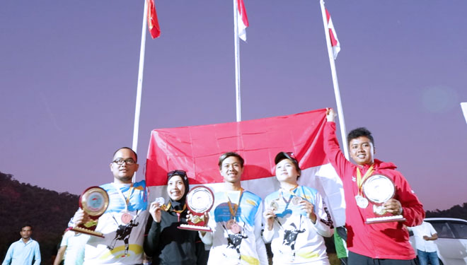 Jafro Megawanto dan Rika Wijayanti bersama Tim Trunojoyo Jawa Timur sesaat setelah penerimaan medali. (FOTO: Istimewa)
