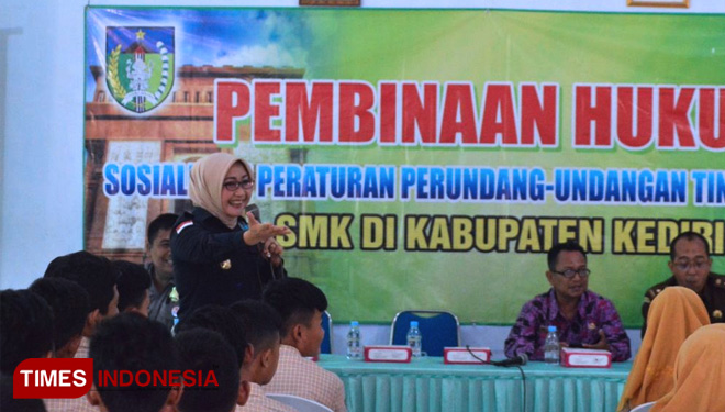 Kepala BNN Kabupaten Kediri sosialisasikan UU No. 35 Thn 2009 tentang narkotika pada siswa SMK Pemuda Papar(FOTO: AJP/TIMES Indonesia)