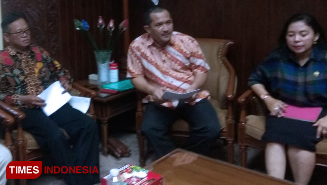 Ketua Komisi A DPRD DIY, Eko Suwanto (tengah) didampingi Wakil Ketua A, Suwardi dan Sekretaris Komisi A, Retno Sudiyanti saat konferensi pers di kantornya, Jumat (15/11/2019). (FOTO: Dwijo Suyono/TIMES Indonesia)