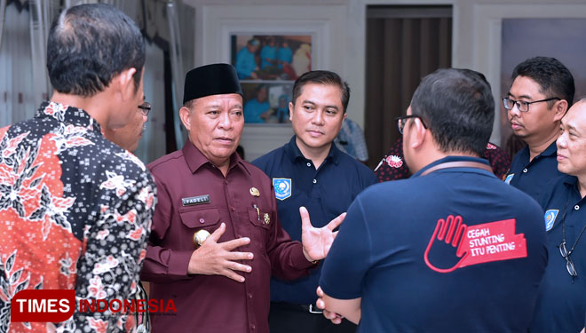 Bupati Lamongan Fadeli memberikan penjelasan ke peserta Workshop Pencegahan dan Penurunan Stunting, di Pendapa Lokatantra, Jumat, (15/11/2019). (Foto: Ardiyanto/TIMES Indonesia)