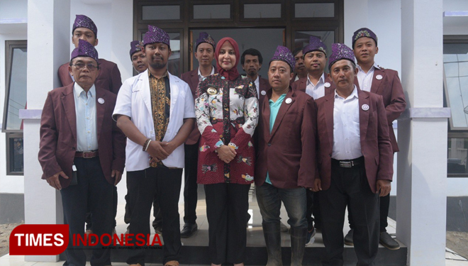 Bupati Jember dr Faida bersama tim tenaga kesehatan hewan Puskeswan Sukowono usai diresmikan, Kamis (14/11/2019). (Foto: Humas Pemkab Jember for TIMES Indonesia)