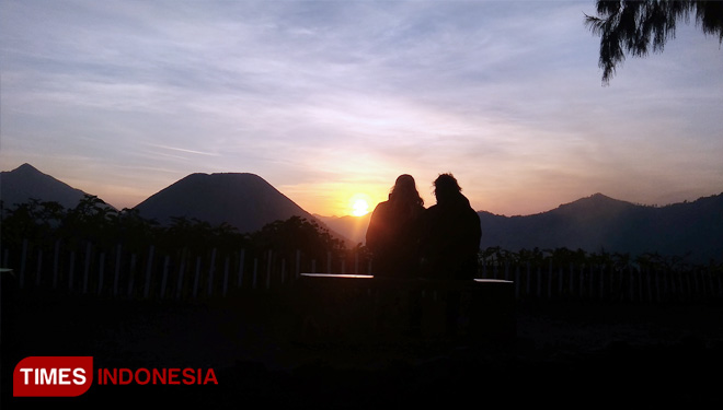 Romantika matahari tenggelam di kawasan Bromo, Probolinggo, Jawa Timur. (FOTO: AS. Laksono for TIMES Indonesia)