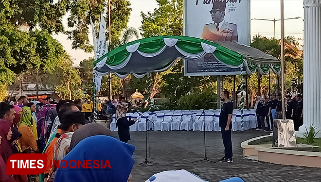 Bupati Ipong Muchlissoni pimpin upacara Hari Kesehatan Nasional di Ponorogo. (foto: Marhaban/Times Indonesia)