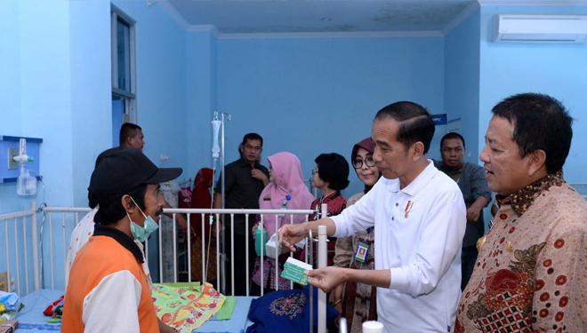 Presiden RI Jokowi melakukan inspeksi mendadak, meninjau pelajanan BPJS Kesehatan di RSUD Abdul Moeloek, Bandar Lampung, Lampung, Jumat (15/11/2019)pagi. (Foto: Humas Setkab)