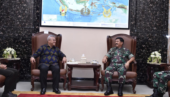 Ketua KPU RI Arief Budiman (kiri) saat berdialog dengan Panglima TNI Marsekal Hadi Tjahjanto. (foto: TNI for TIMES Indonesia)