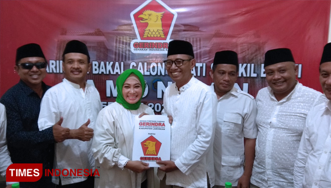 Wabup Lamongan, Kartika Hidayati mengembalikan formulir pendaftaran Bacabup ke DPC Gerindra Lamongan, Jumat (15/11/2019). (FOTO: MFA Rohmatillah/ TIMES Indonesia)