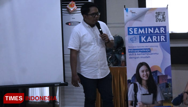 Iwan Kurniawan, PR & Marcomm Manager Qlue mengisi Roadshow Visit & Sharing Talks Binus Online Learning (BOL) di SMKN 3 Malang hari ini (15/11/2019) (FOTO: Widya Amalia /TIMES Indonesia)